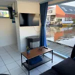 Деревянный коттедж Floating Hideaway Leimuiden