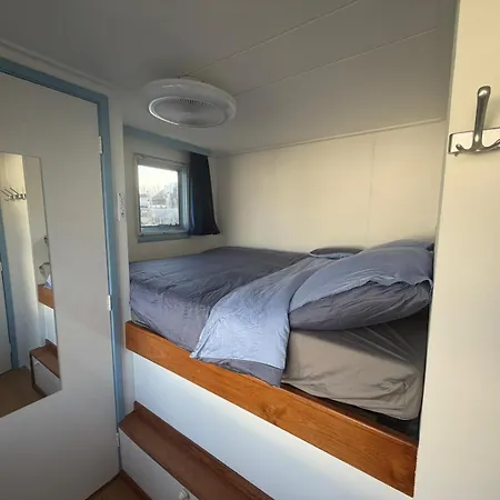 Floating Hideaway Orman Evi