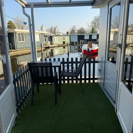 Floating Hideaway Gerendaház