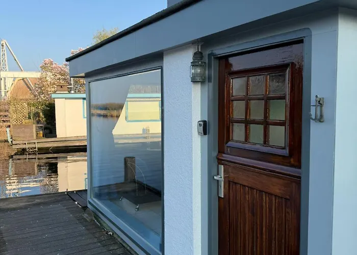 Floating Hideaway Gerendaház Leimuiden