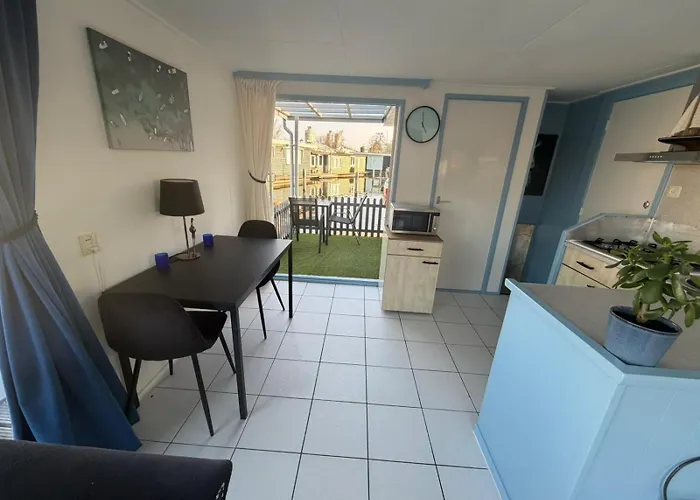 Domek letniskowy Floating Hideaway *