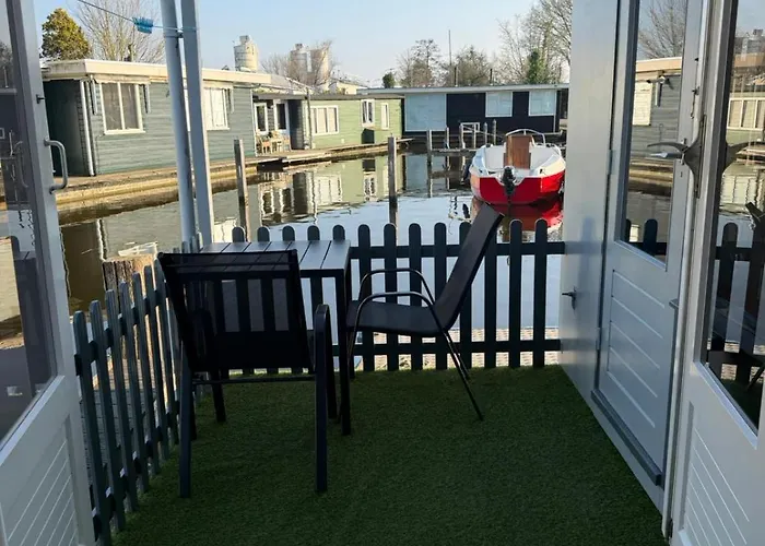 Floating Hideaway Domek letniskowy