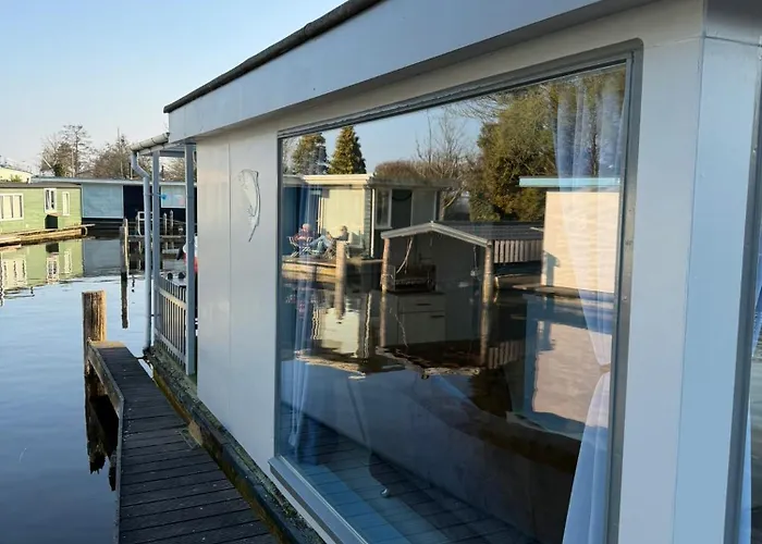 Domek letniskowy Floating Hideaway *