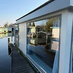 Lodge Floating Hideaway *