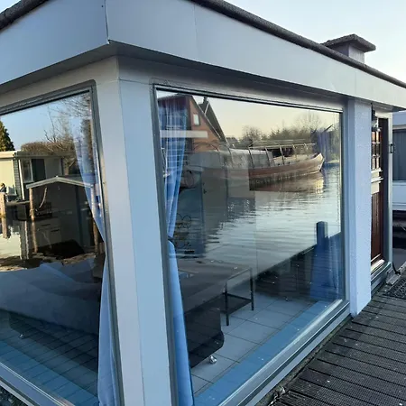 Lodge Floating Hideaway *